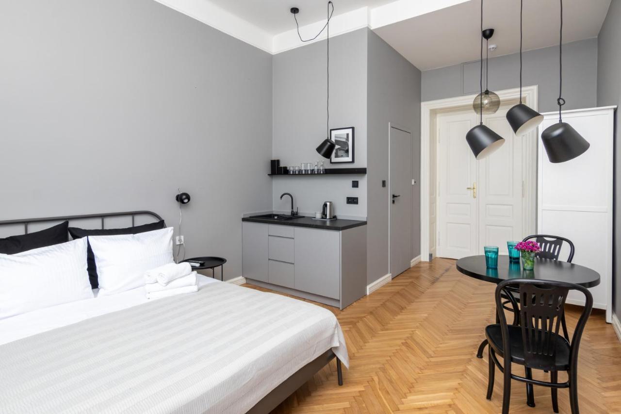 Barbacan Suites - Old Town Apartments - By Upstairs 크라쿠프 외부 사진