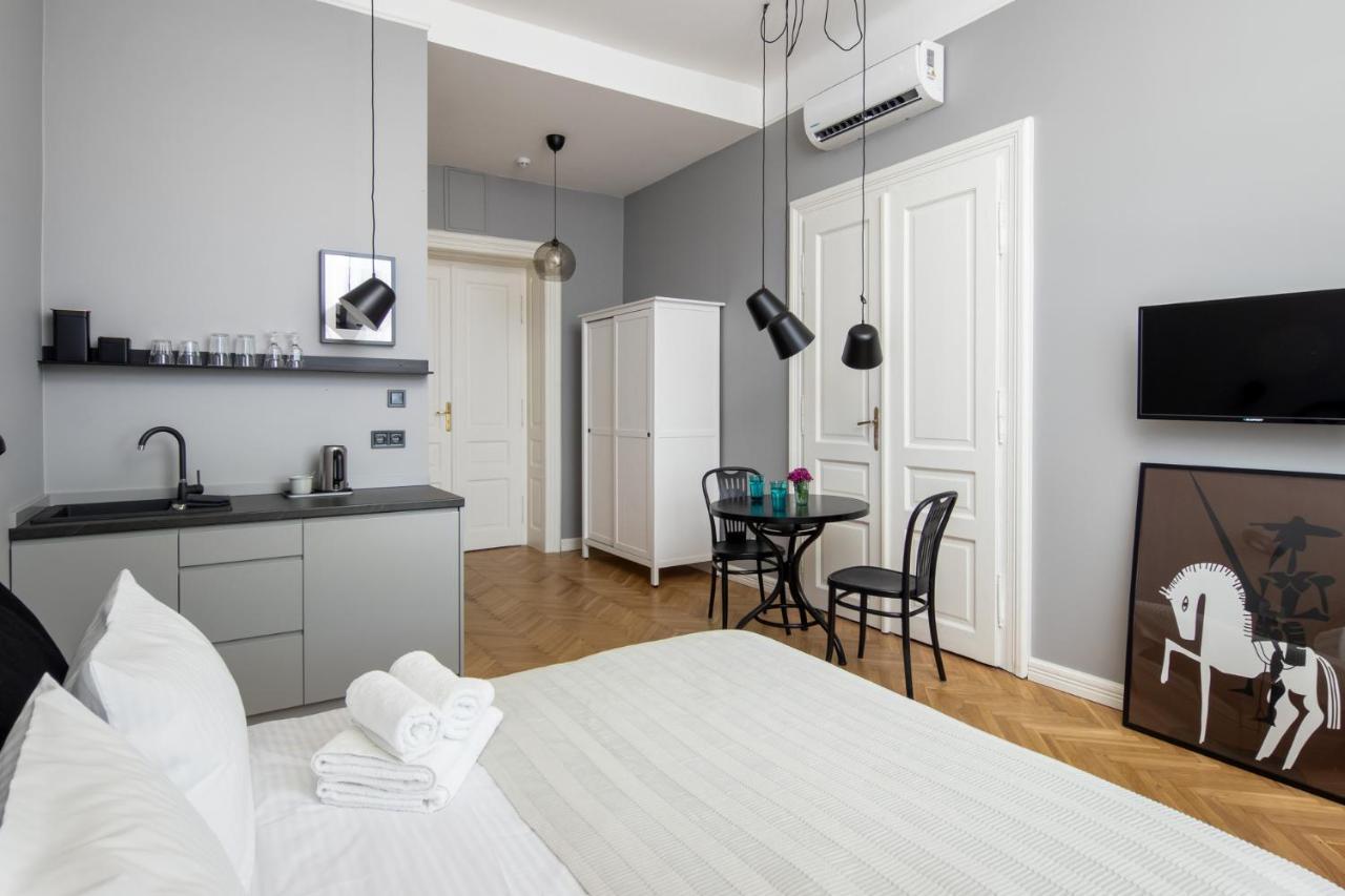 Barbacan Suites - Old Town Apartments - By Upstairs 크라쿠프 외부 사진